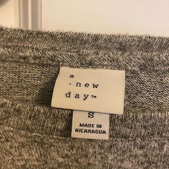A new day sweater - Picture 3 of 3